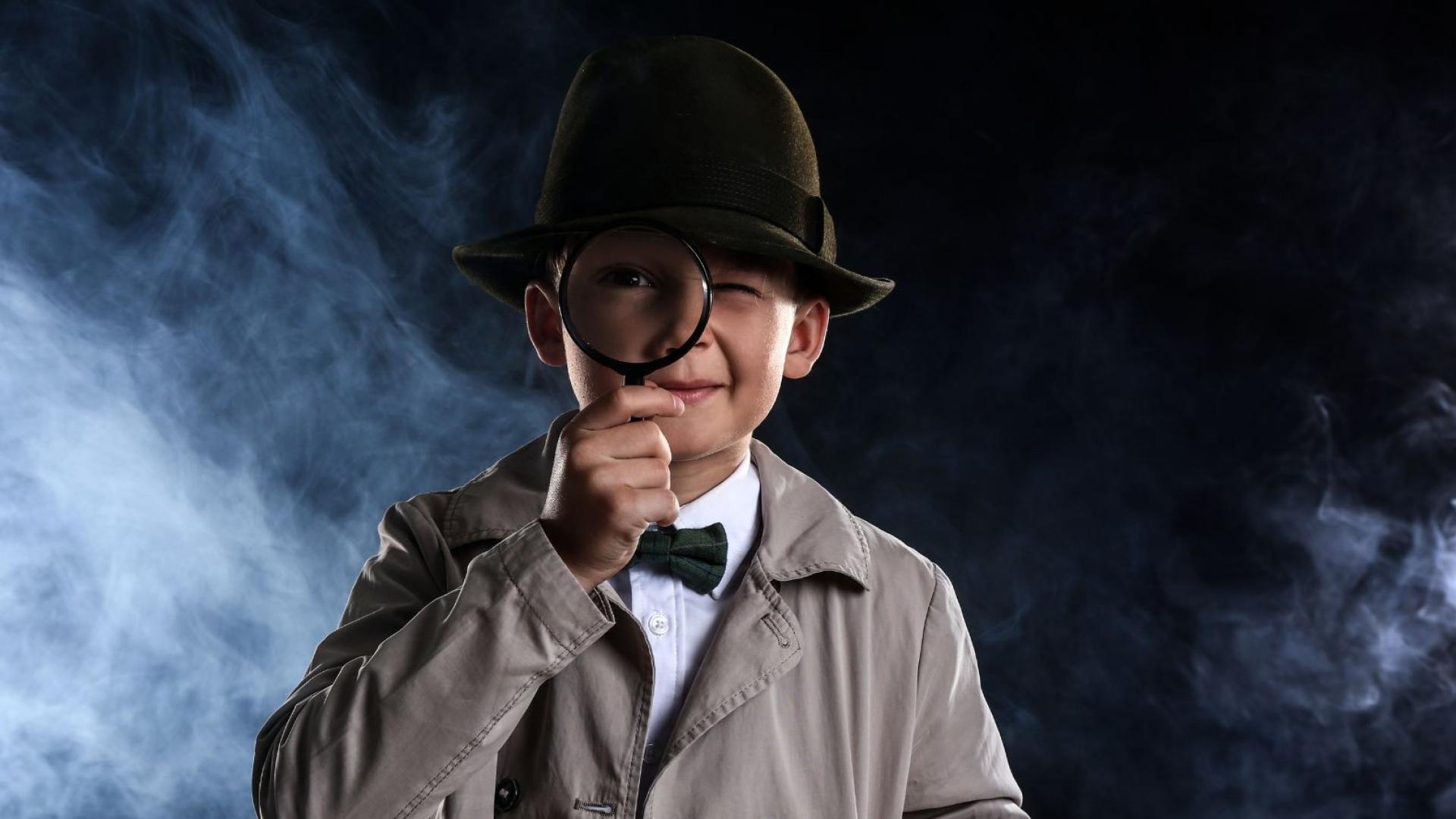enfant déguisé en détective