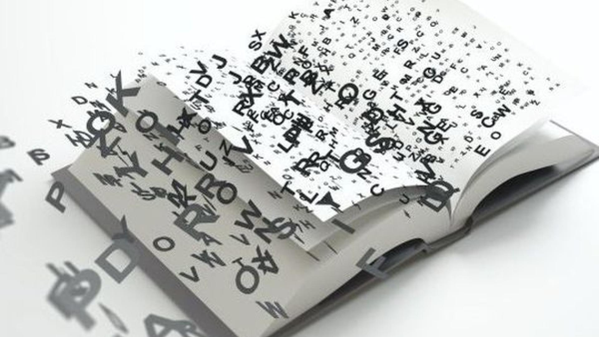 livre avec lettres qui s'envolent